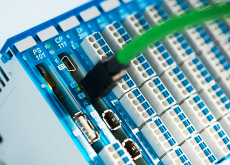 CPU in formato mini
Le CPU sono disponibili anche nella serie S-DIAS. Grazie al principio di contatto a 2 punti, i connettori Industrial Mini I/O garantiscono un collegamento sicuro e resistente alle vibrazioni.