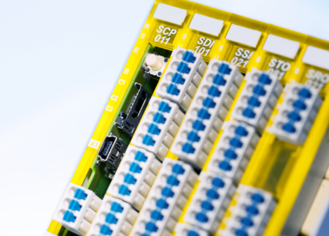 Integrazione Safety senza soluzione di continuità
La Safety è completamente integrata e certificata TÜV.
Il sistema modulare S-DIAS Safety si integra facilmente nel sistema standard, ma può essere utilizzato anche come soluzione stand-alone.