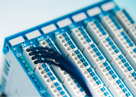 Comodo: LED di stato e cablaggio Push-in
Gli I/O S-DIAS sono forniti pronti all’uso e includono connettori standard con morsetti a molla Push-in.
I LED di stato, posizionati direttamente accanto ai canali, garantiscono un’identificazione chiara e immediata.