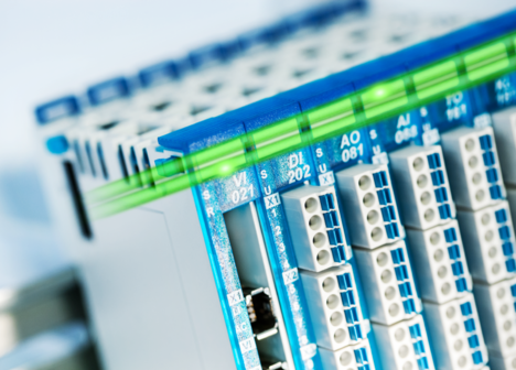 Velocità bus 100 Mbit/s
S-DIAS comunica tramite il sistema Ethernet real-time VARAN a 100 Mbit/s ed è quindi particolarmente adatto ad applicazioni molto veloci. I singoli moduli possono essere indirizzati in soli 1,12 µs.