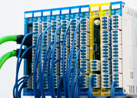Risparmio di spazio nel quadro elettrico
Larghi solo 12,5 mm, alti 104 mm e profondi 72 mm:
con i moduli I/O S-DIAS è possibile risparmiare notevole spazio nel quadro elettrico. Elettronica, bus e fissaggio su guida DIN sono integrati in un’unica soluzione pratica e compatta.