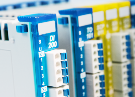 I/O meccanicamente stabili
Il sistema di incastro meccanico intelligente dei moduli garantisce un’elevata affidabilità meccanica. Il risultato è un blocco I/O interconnesso e resistente alle vibrazioni.