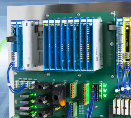 Elettronica I/O standard in combinazione con schede a circuito stampato personalizzate.