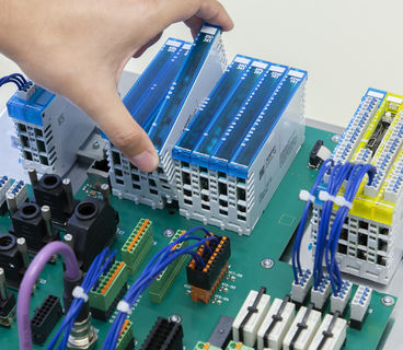 I moduli I/O della serie X-DIAS sono progettati per il montaggio diretto e individuale sulle schede di cablaggio: Click & Go.